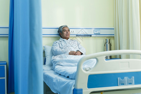 医疗疗养院住院部生病的老人在病房图片