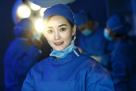 职业手术帽注视镜头医务工作者在手术室图片