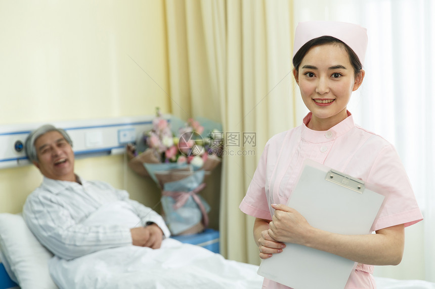 关爱男人满意护士和患者在病房里图片