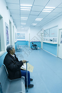 老人动片x光片寂寞全身像生病的老人在医院背景