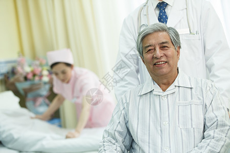 三个人女人东亚医务工作者和患者在病房图片