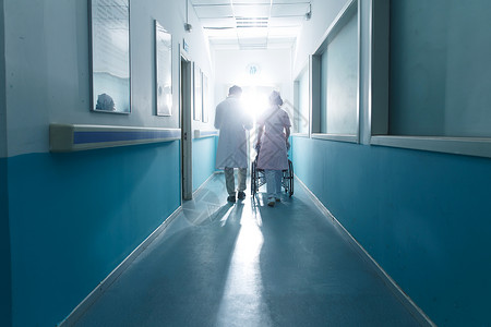 护士制服技能医务工作者在医院的走廊图片