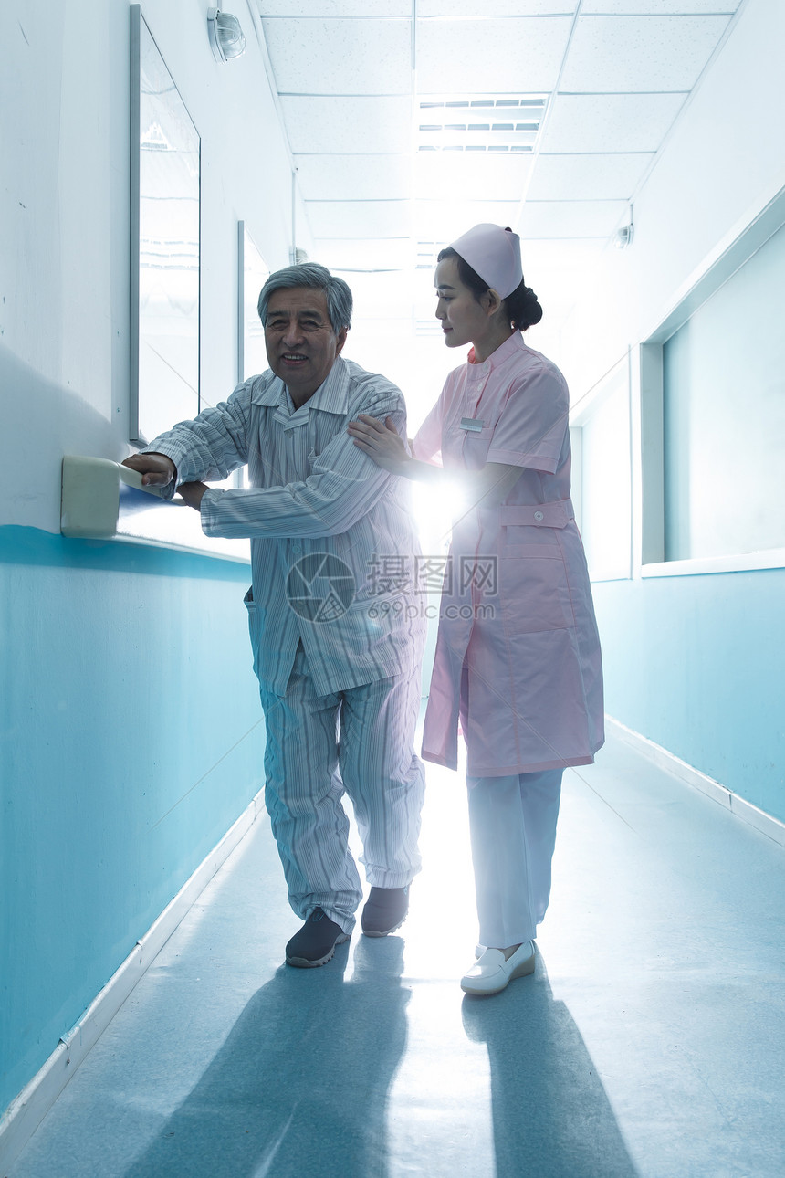 收容所两个人东亚护士和老年男人在医院走廊图片