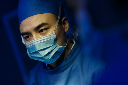 青年男人仅成年人专门技术医务工作者在手术室图片