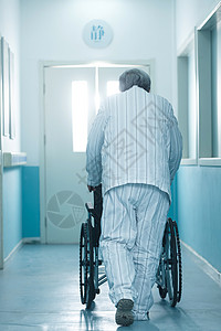 睡衣现代放松老年男人在医院走廊图片