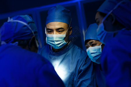 青年男人行动20多岁医务工作者在手术图片