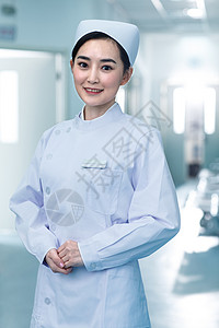 前景聚焦仅一个青年女人紧握双手年轻的女护士在医院走廊背景图片