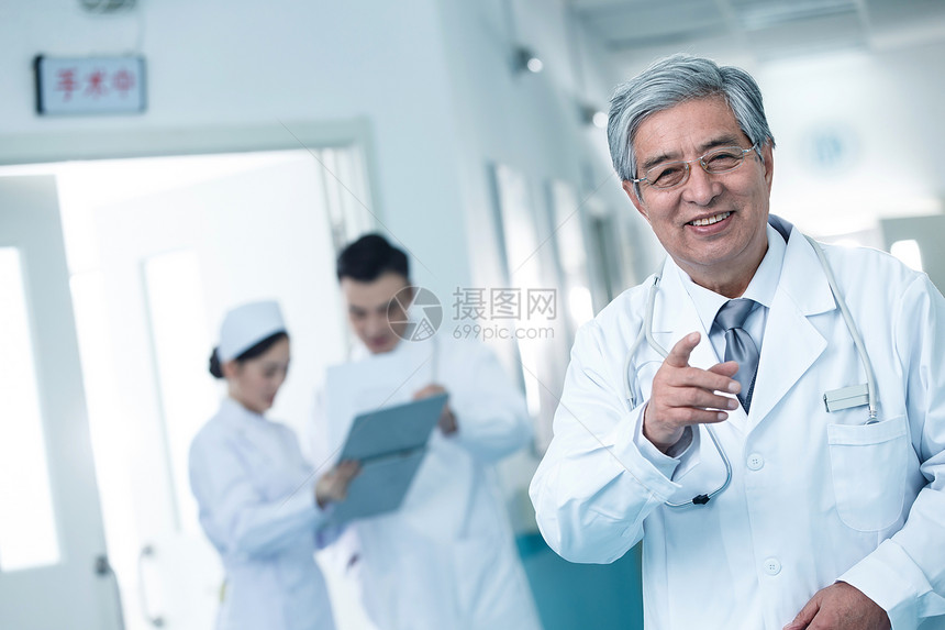 亚洲三个人健康医务工作者在医院的走廊图片