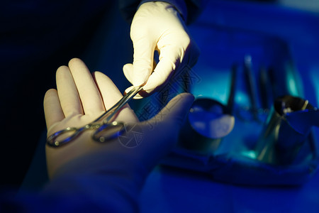 东方人决心专业人员医生在手术室做手术图片素材