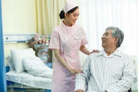 彩色图片老年人东亚护士和患者在病房里图片