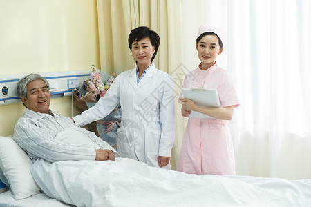 仅成年人医生工作服职业医务工作者和患者在病房图片