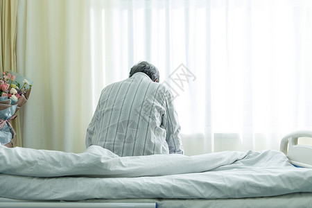 坐着背影照顾坐着后视图生病的老人在病房背景
