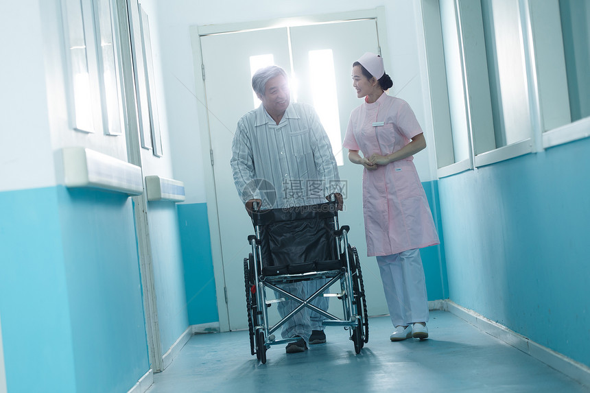 技能安慰病人护士和老年男人在医院走廊图片