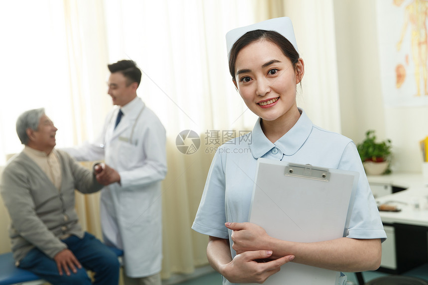 身体关注保护工作服职业医务工作者和患者在病房里图片