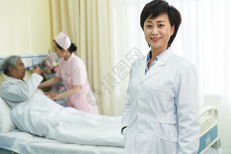职业治病青年人医务工作者和患者在病房图片