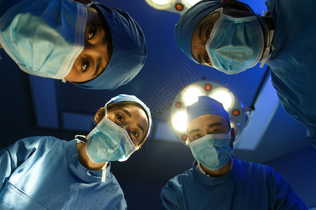 中年人领导能力亚洲医务工作者在手术图片