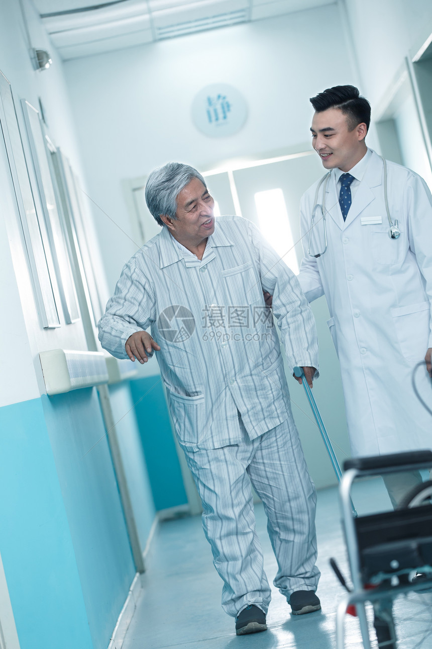 恢复亚洲人青年男人医生和老年男人在医院走廊图片