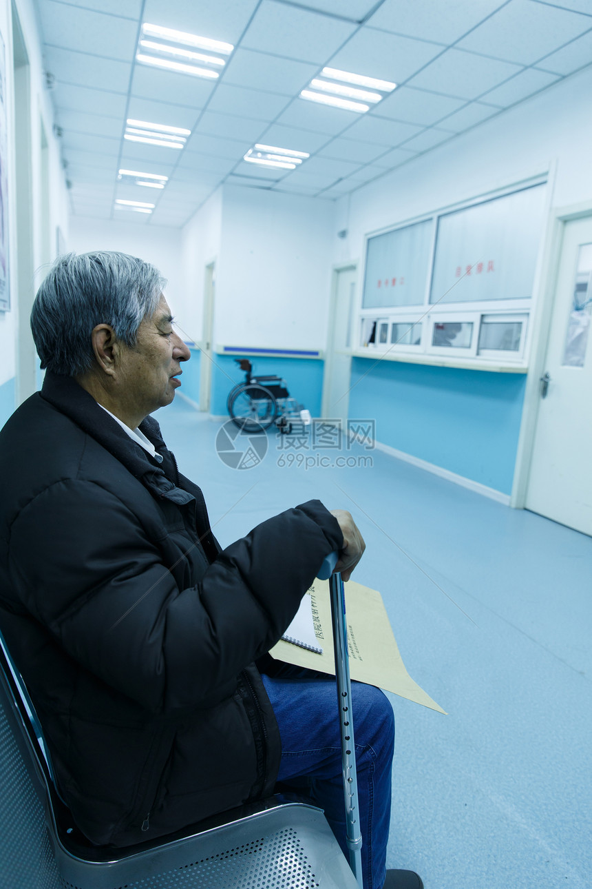 老年男人在医院的走廊图片
