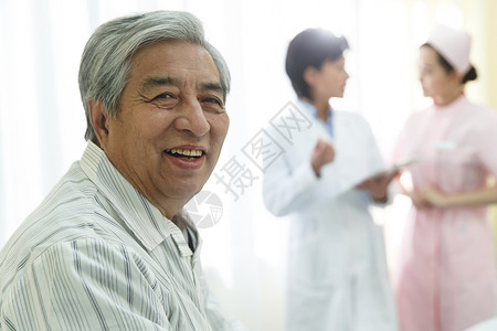 技能治疗中年人医务工作者和患者在病房图片