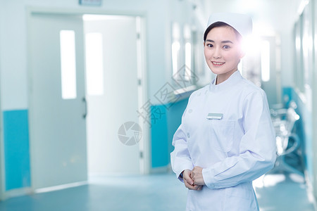亚洲人制服正面视角年轻的女护士在医院走廊背景图片