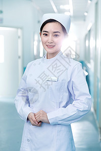 前景聚焦垂直构图青年人年轻的女护士在医院走廊高清图片
