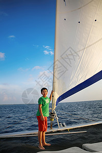 风景摄影微笑男孩在船上高清图片