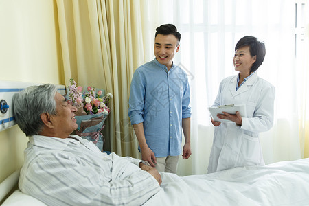 主治医师疗养院医务工作者和患者在病房背景