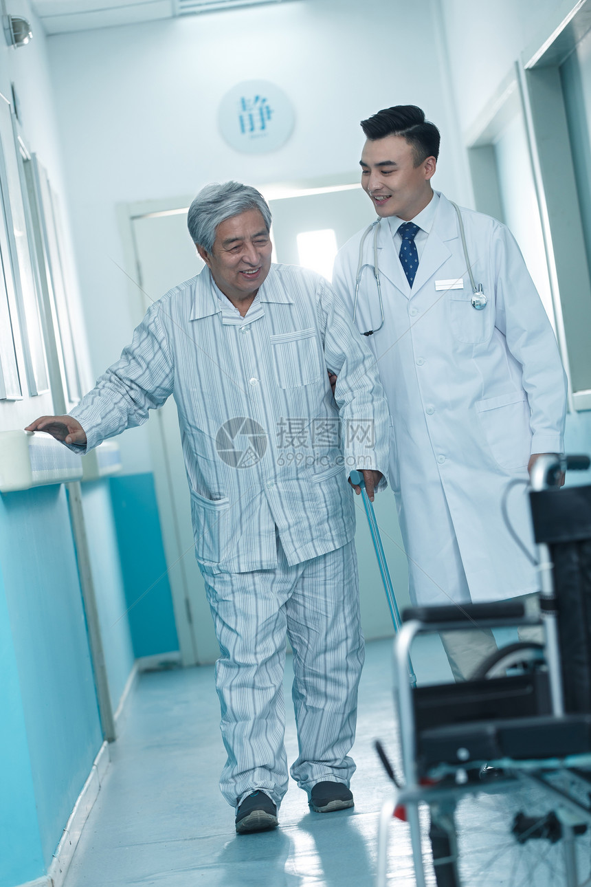 亚洲人户内轮椅医生和老年男人在医院走廊图片
