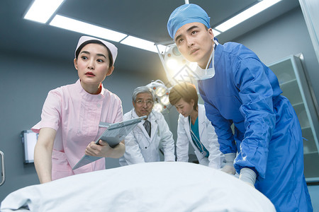 医疗20多岁东方人医务工作者抢救病人背景图片