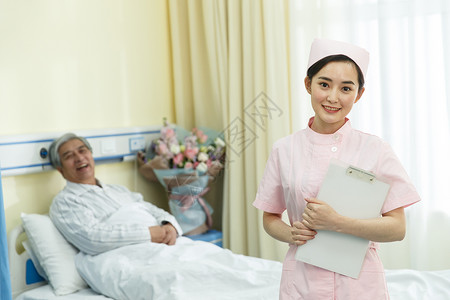 手拿文件夹微笑的女护士图片女护士彩色图片专业人员护士和患者在病房里背景