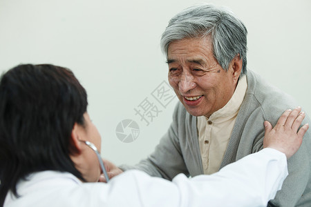 老人健康相伴医务工作者和患者在医生办公室图片
