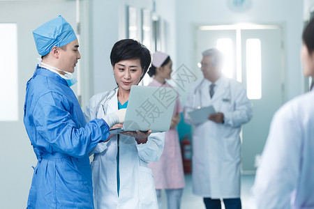 手术用品成年人保护中年女人医务工作者在医院的走廊背景