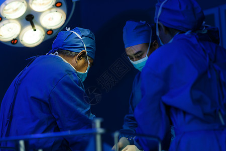 阪急青年人女医生健康医务工作者在手术背景