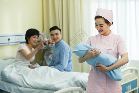 新医疗技术权威青年人协助护士和新生儿的父母背景