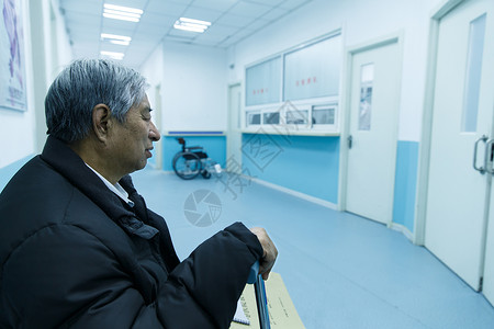 老人拐棍厚衣服亚洲人仅一个老年男人生病的老人在医院背景