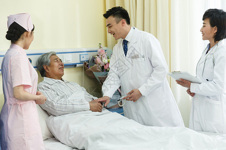 彩色图片亚洲人权威医务工作者和患者在病房里图片