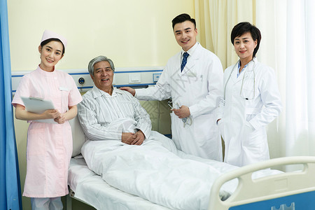 微笑中年女人恢复医务工作者和患者在病房里图片