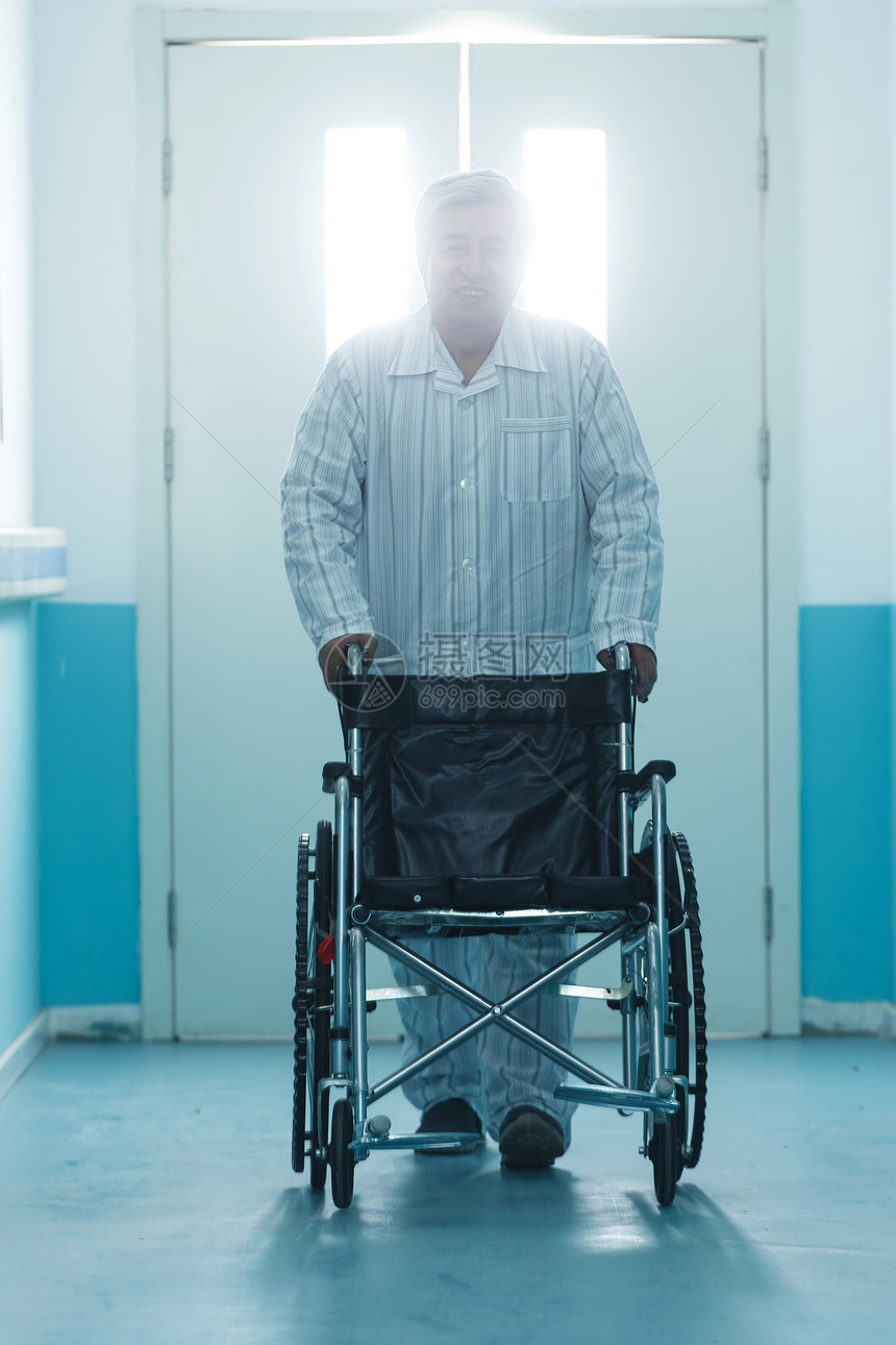 轮椅微笑卫生保健和医疗老年男人在医院走廊图片