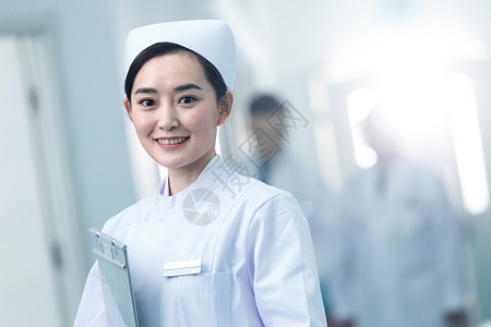 仅成年人保健职业年轻的女护士在医院走廊背景图片