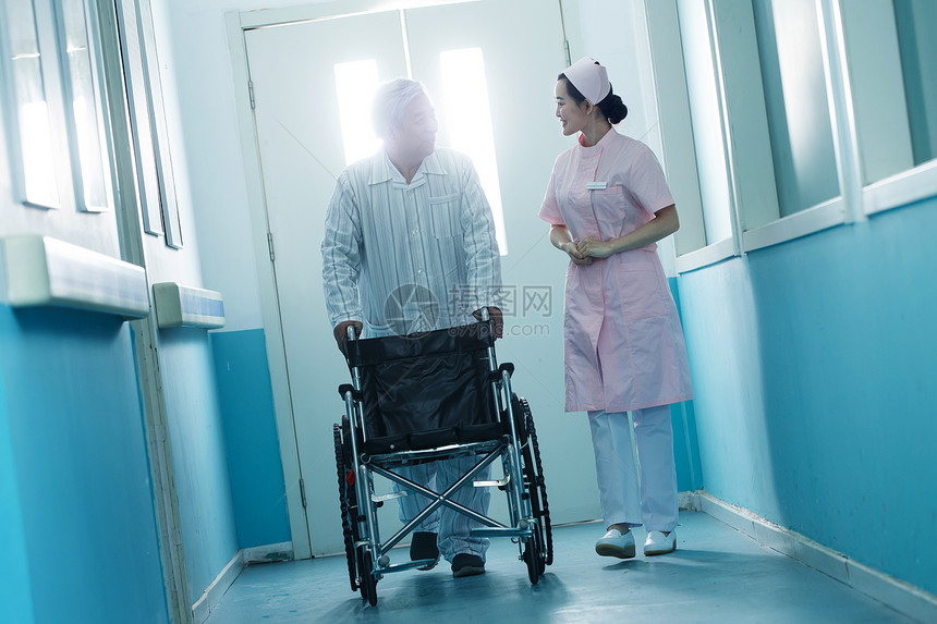 服务恢复康复护士和老年男人在医院走廊图片