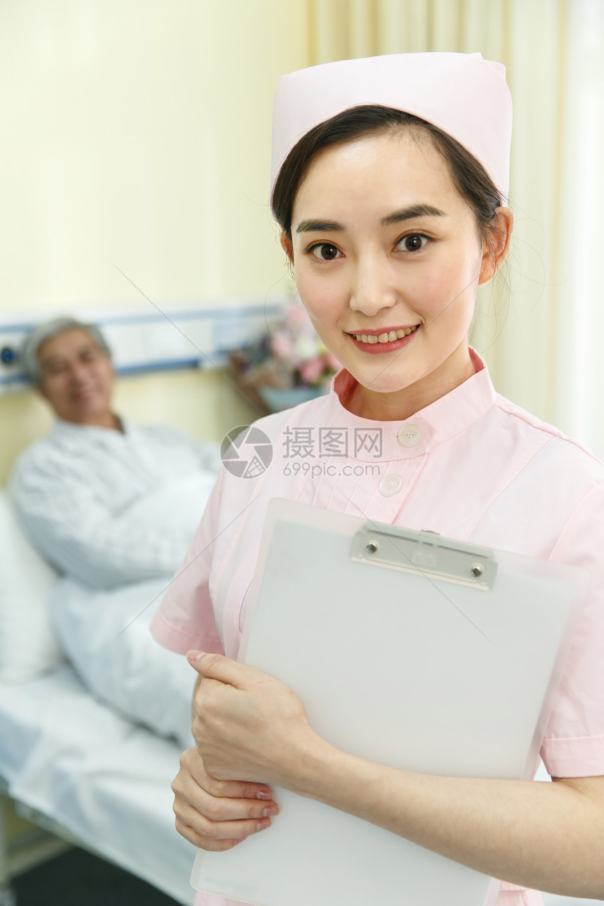 亚洲人医院20多岁护士和患者在病房里图片