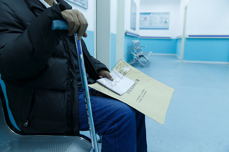 医疗福利摄影坐着门诊部生病的老人在医院背景