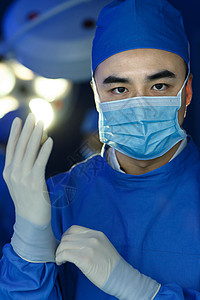 手术衣亚洲人责任医务工作者在手术室图片