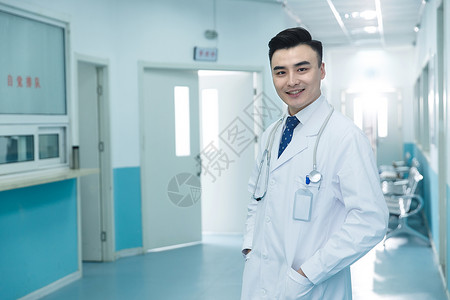 现代青年男人医药职业医务工作者在医院走廊图片