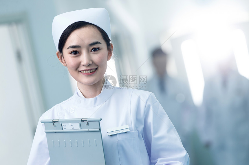 露齿一笑制服信心年轻的女护士在医院走廊图片