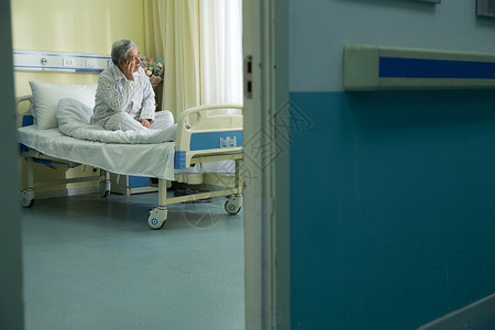 床坐着被子生病的老人在病房图片