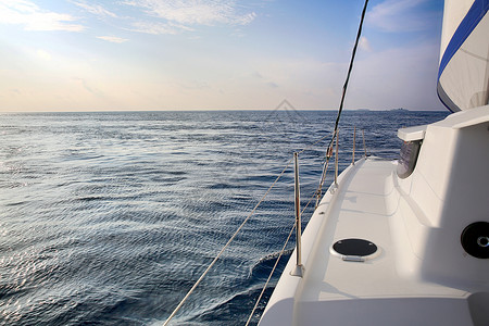 海水中帆船休闲冒险天空航海背景