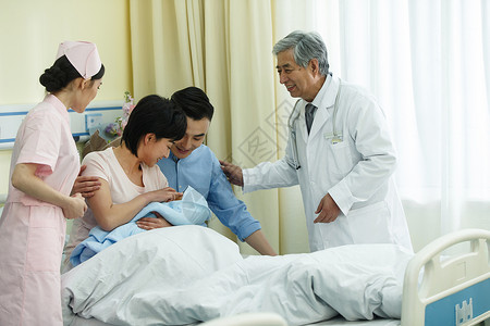 医学产科素材信任中年人放松医护人员和新生儿的父母背景