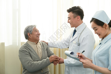 制服衰老过程放松医务工作者和患者在病房里高清图片