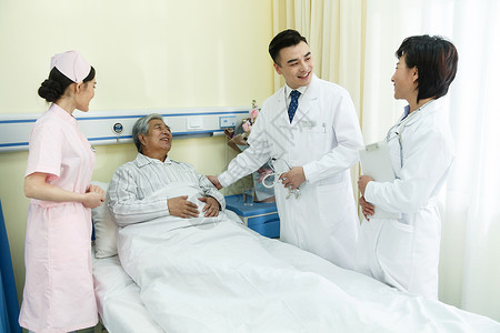 东亚问候保健医务工作者和患者在病房里图片